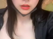 Asyalı busty kız göğüslerine dokunuyor ve web kameralarında mastürbasyon yapıyor