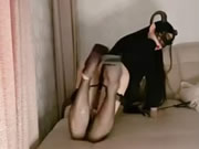 Asyalı zayıf kız küçük şeytan alay ediyor