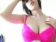 Fıstık gösteriş yapmak için pembe külotunu çıkarır