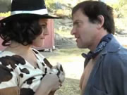 Sürtük kovboy kız bayan açık havada seks yapıyor