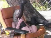 Sarışın güzel göl kenarında mastürbasyon yapmaktan hoşlanıyor