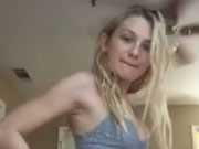 Genç Blonde kız Periscope Üzerinde Gösteriş